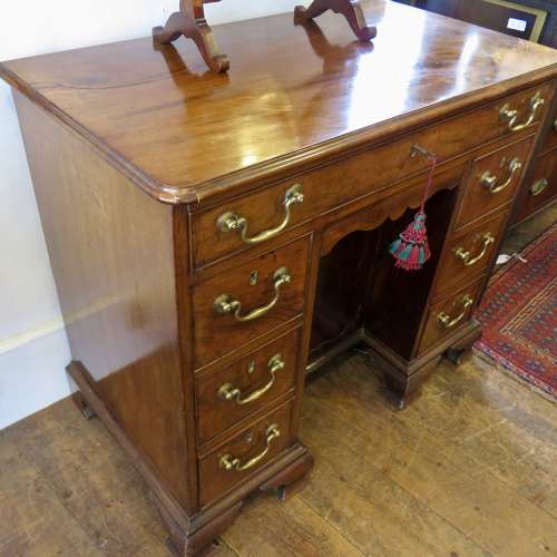 Very good early Georgian kneehole desk