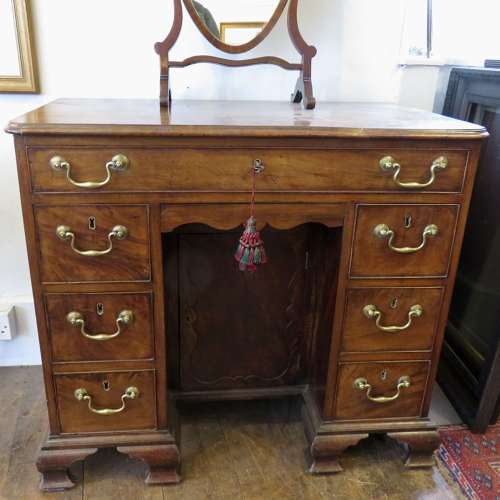 Very good early Georgian kneehole desk