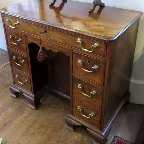 Very good early Georgian kneehole desk