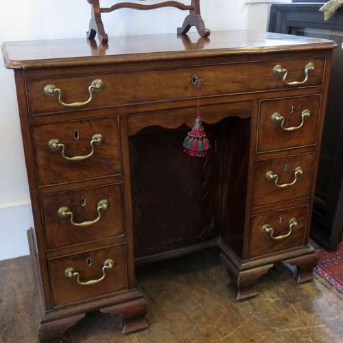 Very good early Georgian kneehole desk