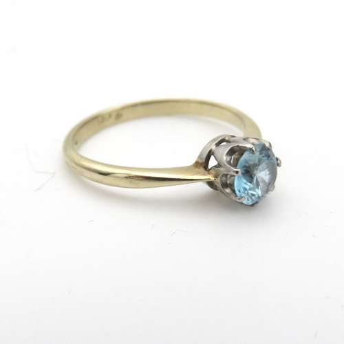 9ct gold and blue topaz ring