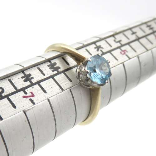 9ct gold and blue topaz ring