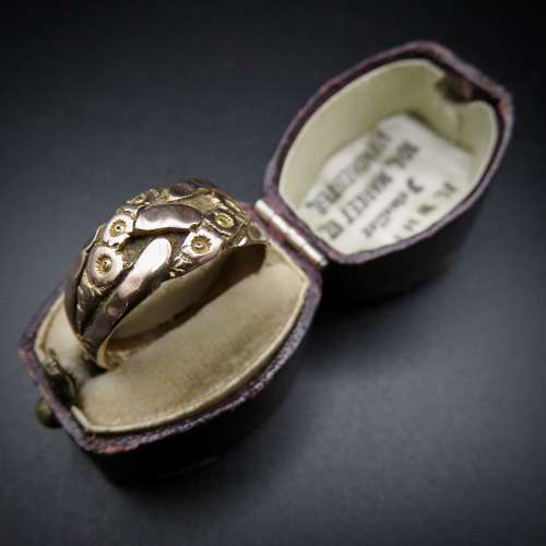 Edwardian 9ct gold engraved ring - with FREE Delivery