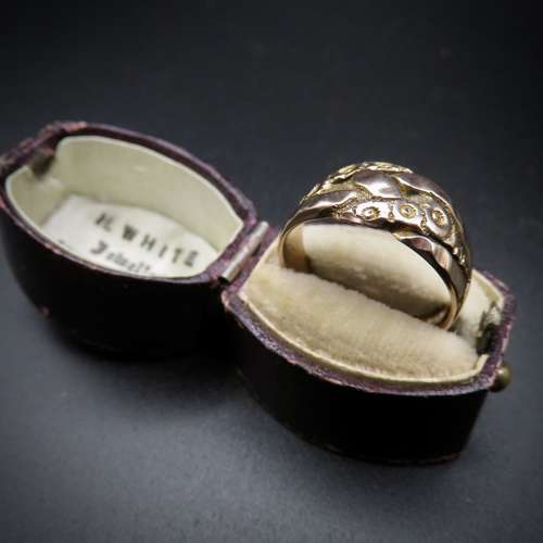 Edwardian 9ct gold engraved ring - with FREE Delivery