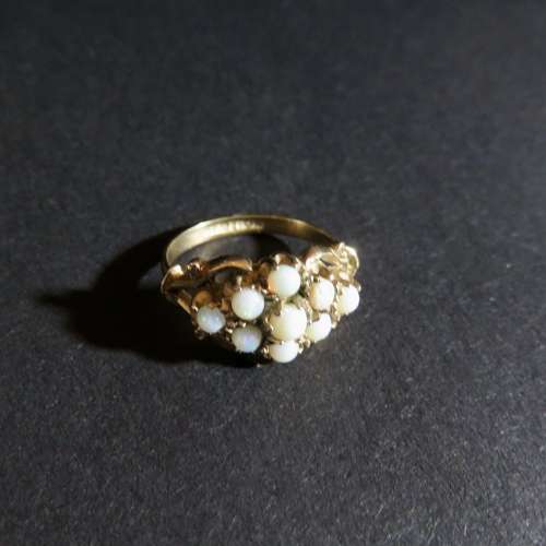 9ct gold and opal cluster ring