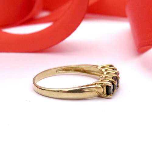 9ct gold and five sapphires ring