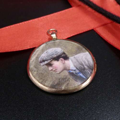 9ct gold framed glass photo locket