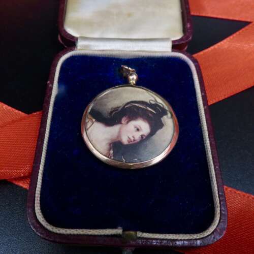 9ct gold framed glass photo locket