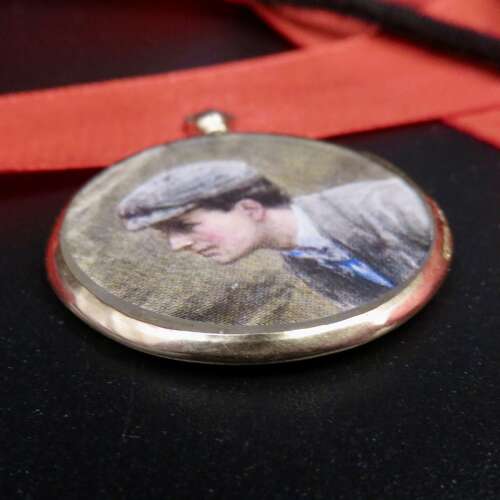 9ct gold framed glass photo locket