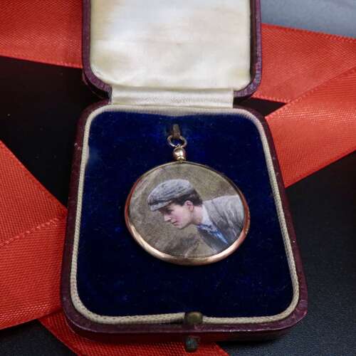 9ct gold framed glass photo locket